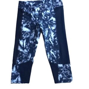 Fabletics  calf length athletic leggings size m black & White palm tree design